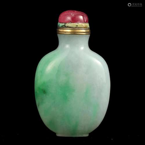 A JADEITE SNUFF BOTTLE