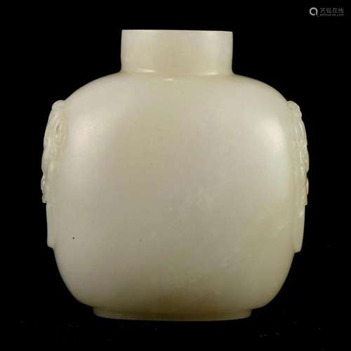 A WHITE JADE SNUFF BOTTLE