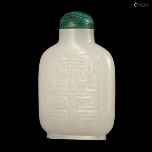 A WHITE JADE SNUFF BOTTLE