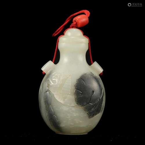 A BLACK AND WHITE JADE SNUFF BOTTLE