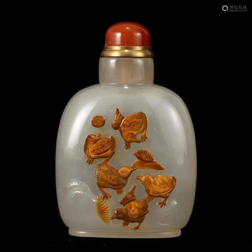 A CARVED AGATE SNUFF BOTTLE