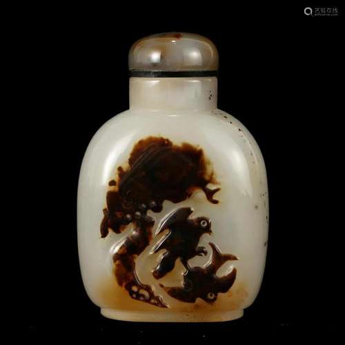 A CARVED AGATE SNUFF BOTTLE