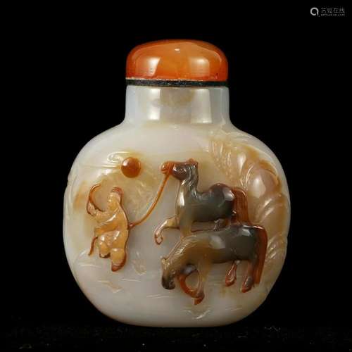 A CARVED AGATE SNUFF BOTTLE