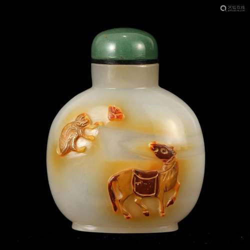 A CARVED AGATE SNUFF BOTTLE