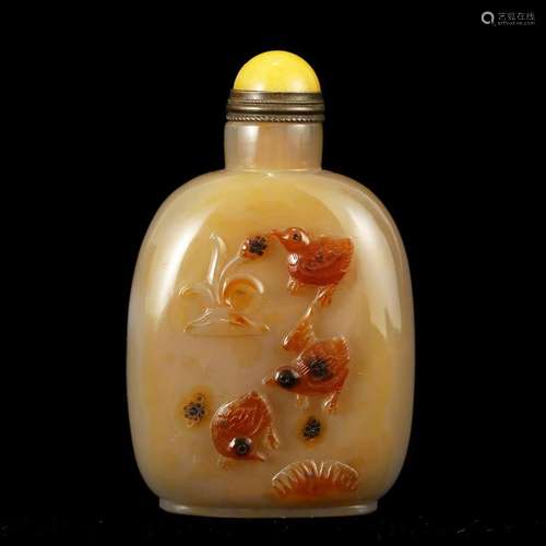 A CARVED AGATE SNUFF BOTTLE