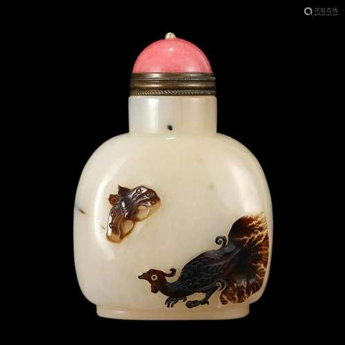 A CARVED AGATE SNUFF BOTTLE