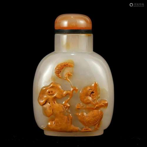 A CARVED AGATE SNUFF BOTTLE