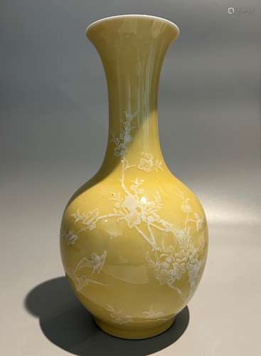 CHINESE YELLOW GROUND VASE ,H 24.5CM