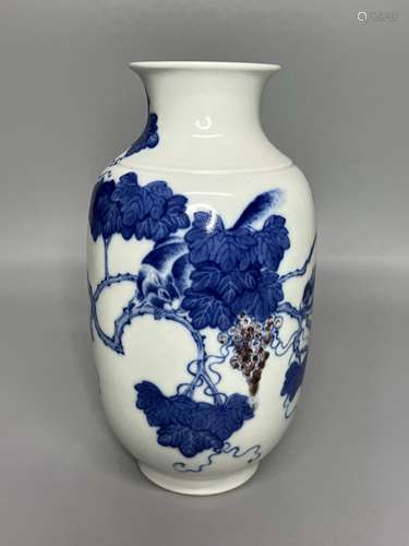 CHINESE BLUE AND WHITE WITH UNDERGLAZED RED VASE,H19CM