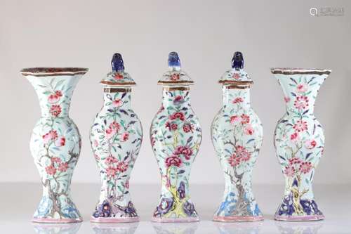 Set of 5 Yongzheng covered vases and potiches decorated with...