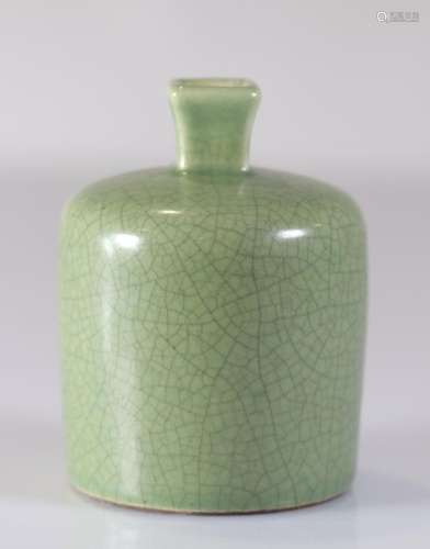 Cracked vase chain on green background Qing period