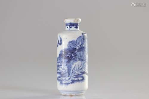 China - blanc bleu snuff box