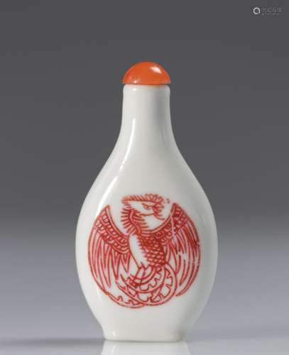 China ruby ​​enamel porcelain snuff bottle XIX