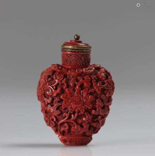 Chinese cinnabar lacquer snuff bottle