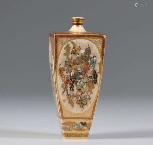 Japan Satsume fine earthenware vase decorated with Meiji cha...