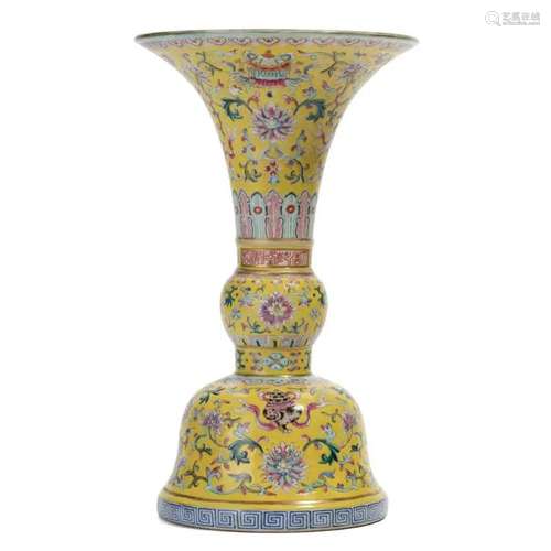 A YELLOW-GROUND FAMILLE ROSE FLORAL BEAKER VASE