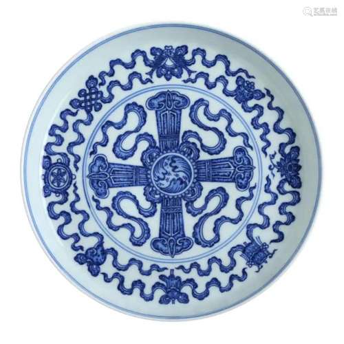 A BLUE AND WHITE FLORAL DISH