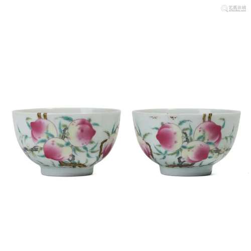 A PAIR OF FAMILLE-ROSE 'PEACHES' BOWLS