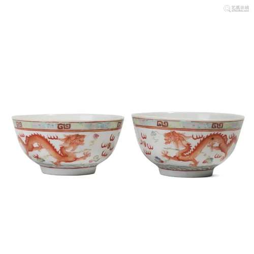 A PAIR OF FAMILLE-ROSE 'DRAGONS' BOWLS