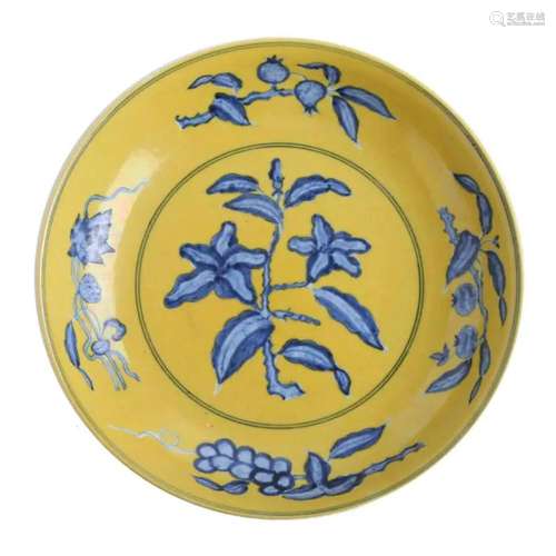 A YELLOW-GROUND BLUE AND WHITE DISH