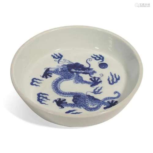 A BLUE AND WHITE 'DRAGON' WATERPOT