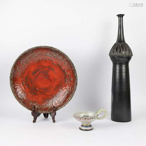 Lot Perignem, red bowl, green vase and candle holder