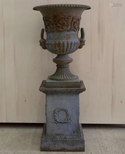 Gorgeous large English garden vase in cast iron