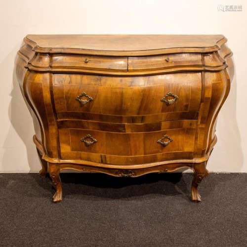 Chest of drawers with veneer and inlay work