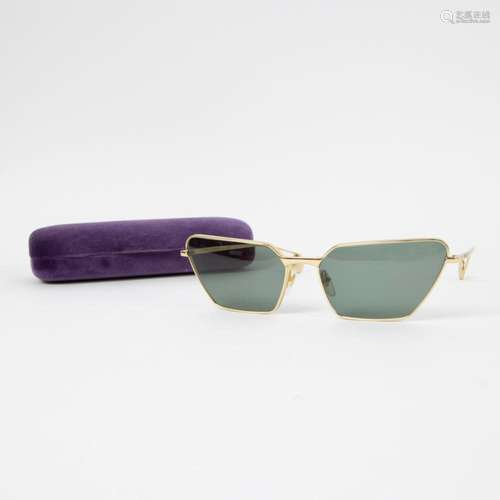 Gucci sunglasses in mauwe glasses box