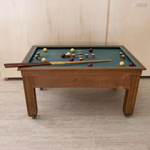 Tap billiard Bassile Bruxelles 1930s, with sticks and balls