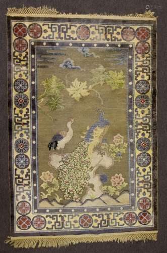 Chinese carpet met floral design