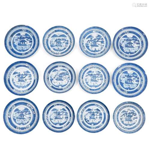 A COLLECTION OF 12 BLUE AND WHITE PLATES