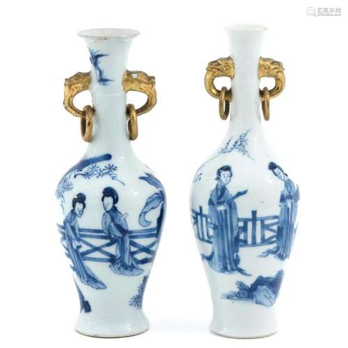 A PAIR OF SMALL BLUE AND WHITE VASES