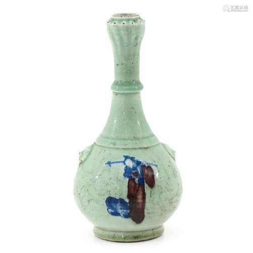 A GREEN GLAZE VASE