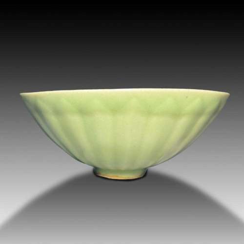 A RARE CHINESE LONGQUAN CELADON BOWL, YUAN DYNASTY (1271-136...