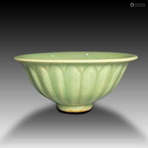 CHINESE GLAZED LONGQUAN CELADON FLUTED LIANZI BOWL, YUAN DYN...