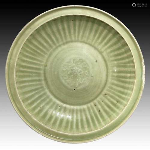 A CHINESE LONGQUAN CELADON PLATTER, MING DYNASTY (1368-1644)