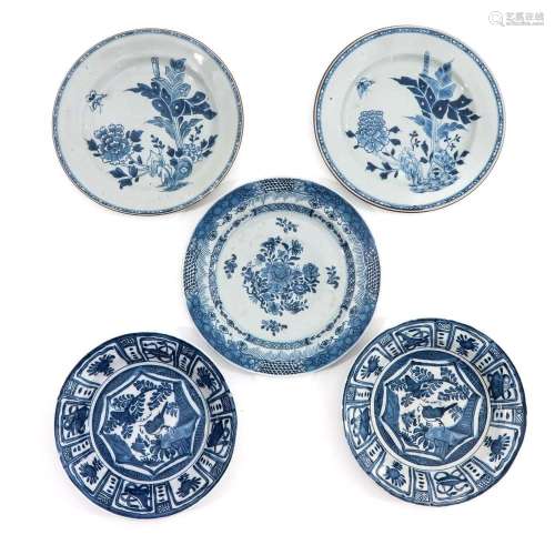 A COLLECTION OF 5 BLUE AND WHITE PLATES