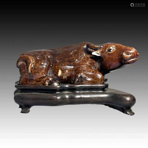 CHINESE GLAZED MONOCHROME BULL FIGURE ON BASE, 18TH CENTURY....