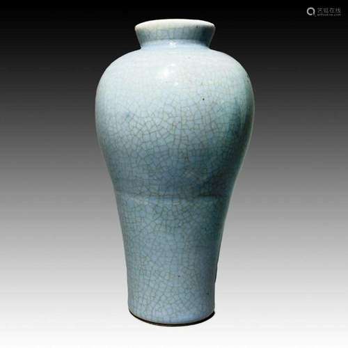 CHINESE GUAN TYPE CRACKLE VASE, QING PERIOD, (1644 to 1911)