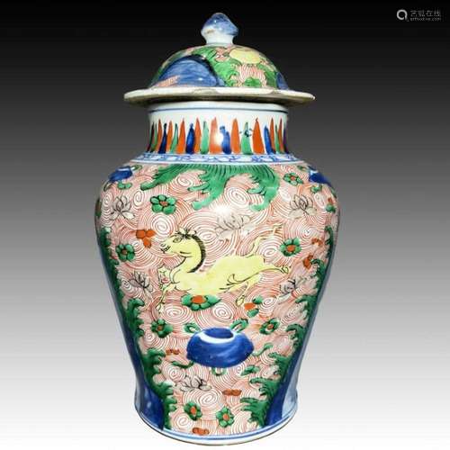 A CHINESE WUCAI TRANSITIONAL VASE & COVER, 17TH CENTURY