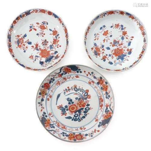 A COLLECTION OF 3 IMARI PLATES