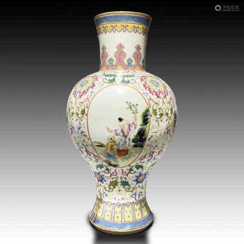 CHINESE FAMILLE ROSE VASE, QING DYNASTY (1644-1911)