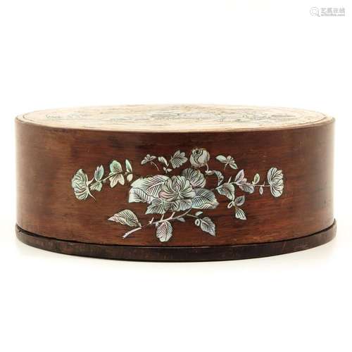 A ROUND WOOD BOX