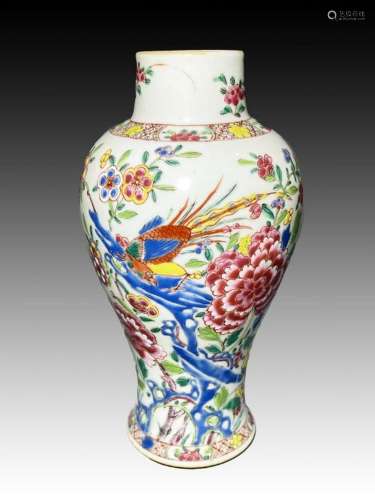 A CHINESE FAMILLE ROSE VASE, QING DYNASTY (1644-1911)