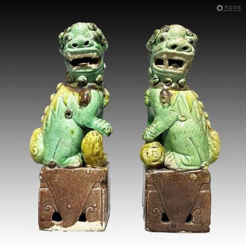 PAIR OF CHINESE FAMILLE VERTE FOO DOGS ON STAND, KANGXI PERI...