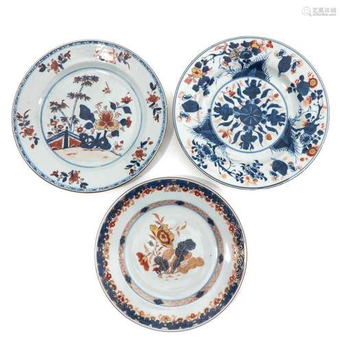 A COLLECTION OF 3 IMARI PLATES