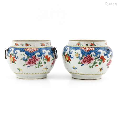 A PAIR OF FAMILLE ROSE CACHET POTS