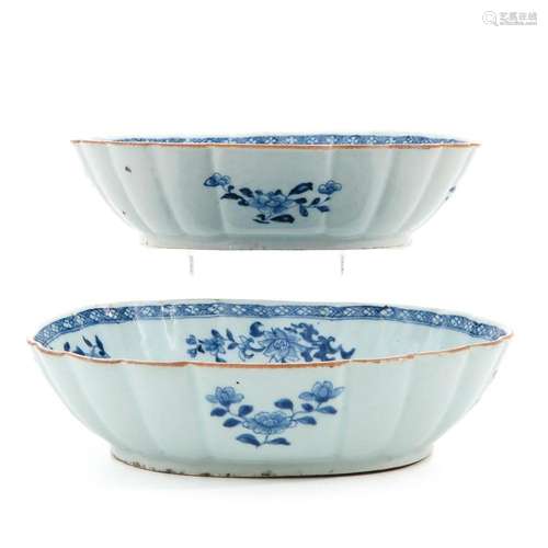 A LOT OF 2 BLUE AND WHITE SERVING DISHES