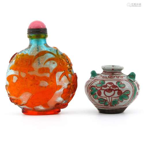 A PEKING GLASS SNUFF BOTTLE AND SMALL VASE